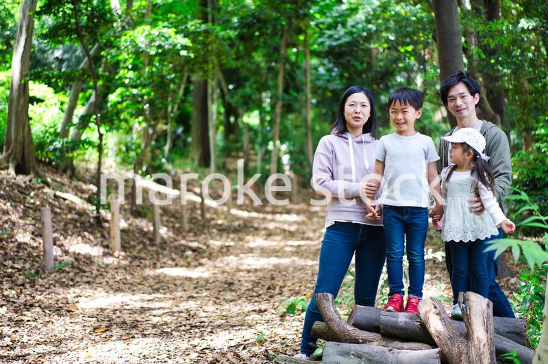アウトドアを楽しむ幸せなファミリー