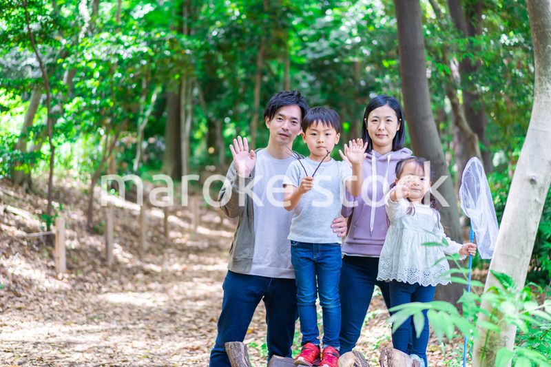 ハイキングを楽しむ幸せなファミリー