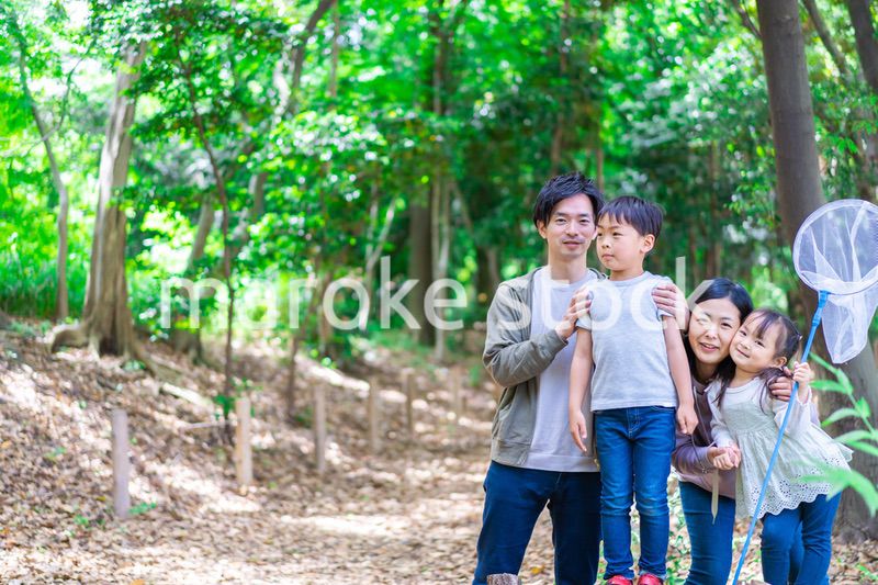 ハイキングを楽しむ幸せなファミリー