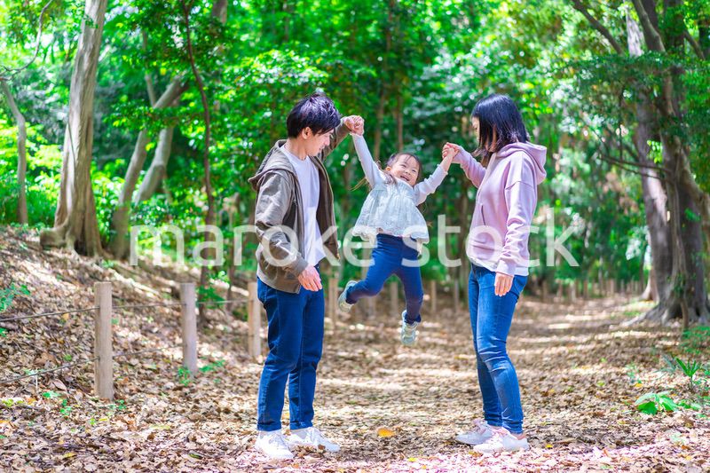 森で遊ぶ家族