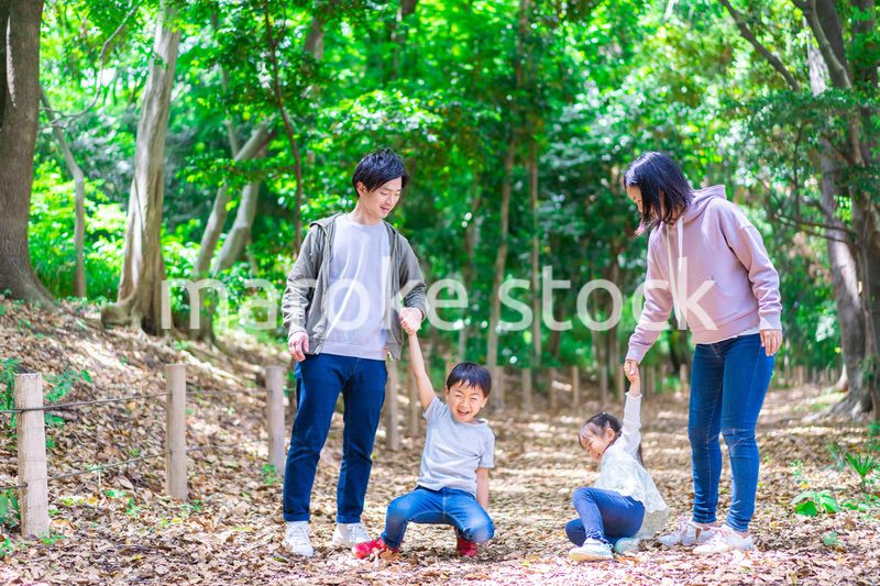 森で遊ぶ家族