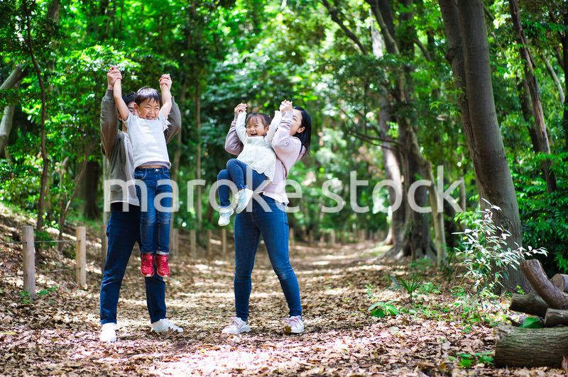 アウトドアを楽しむ幸せなファミリー