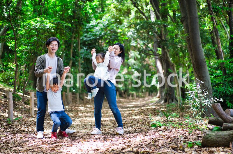 アウトドアを楽しむ幸せなファミリー