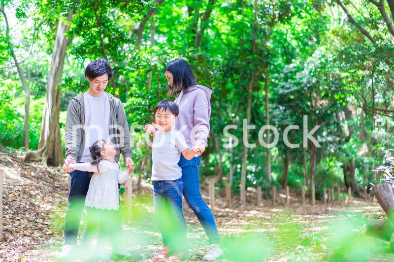 ハイキングを楽しむ幸せなファミリー
