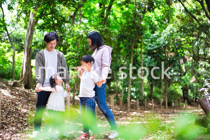 アウトドアを楽しむ幸せなファミリー
