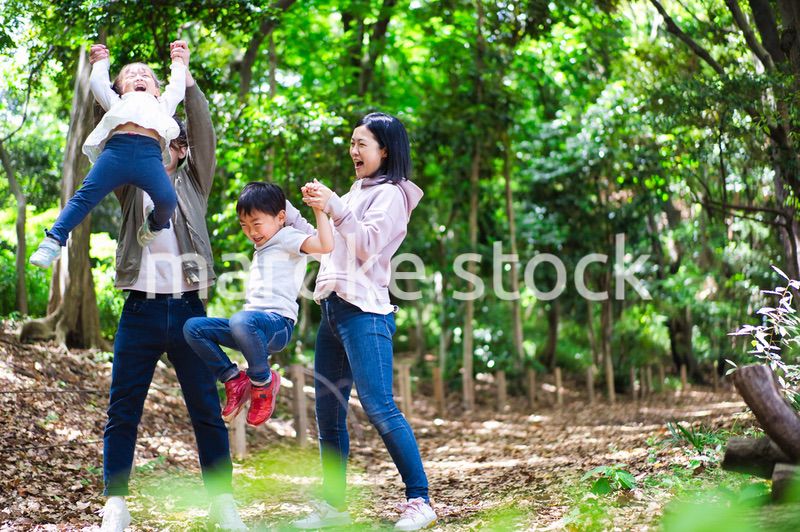 アウトドアを楽しむ幸せなファミリー