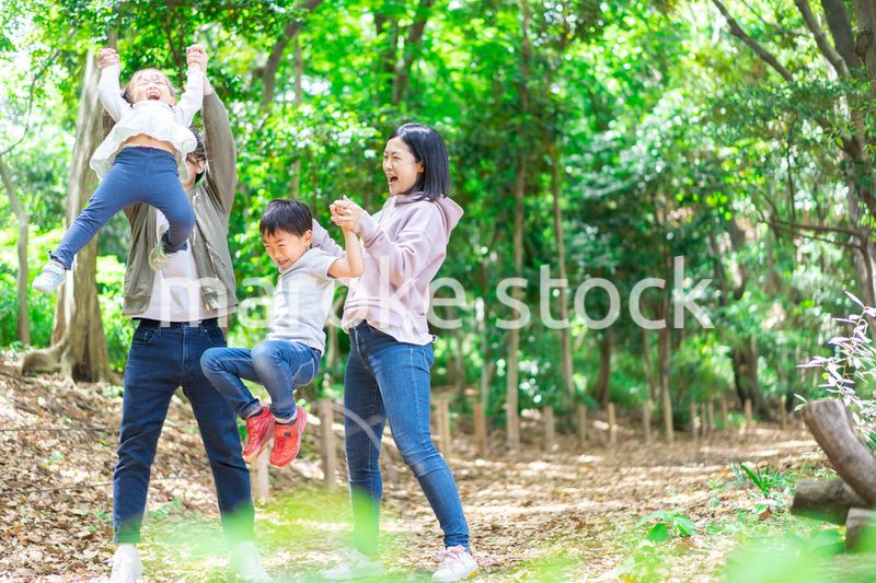 山でハイキングをするファミリー