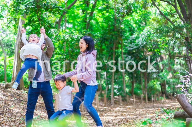 ハイキングを楽しむ幸せなファミリー