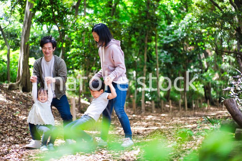 アウトドアを楽しむ幸せなファミリー