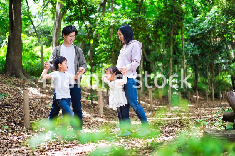 アウトドアを楽しむ幸せなファミリー