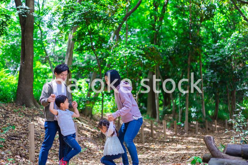 森で遊ぶ家族