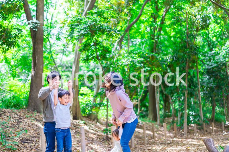 森で遊ぶ家族
