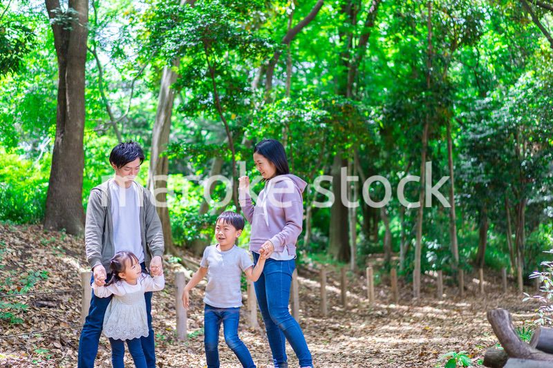 ハイキングを楽しむ幸せなファミリー