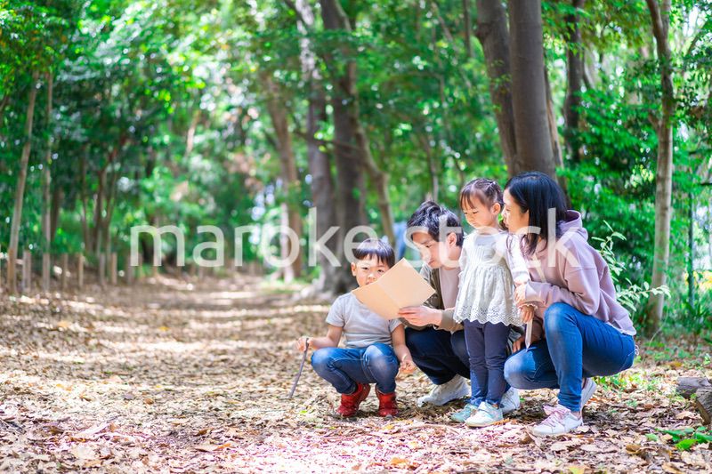ハイキングを楽しむ幸せなファミリー