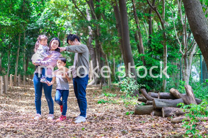 ハイキングを楽しむ幸せなファミリー
