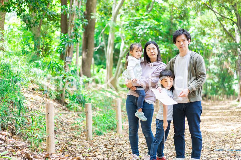 山でハイキングをするファミリー