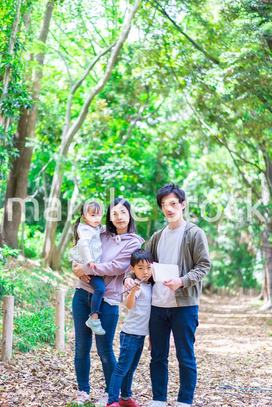 ハイキングを楽しむ幸せなファミリー