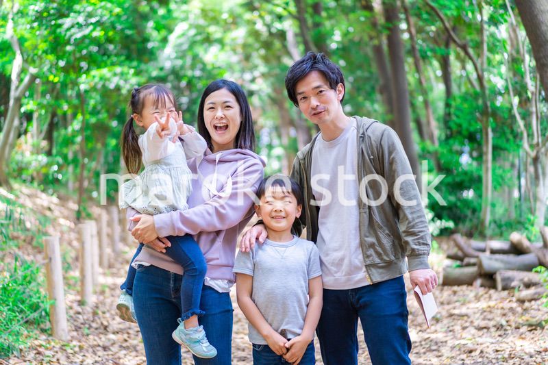 ハイキングを楽しむ幸せなファミリー