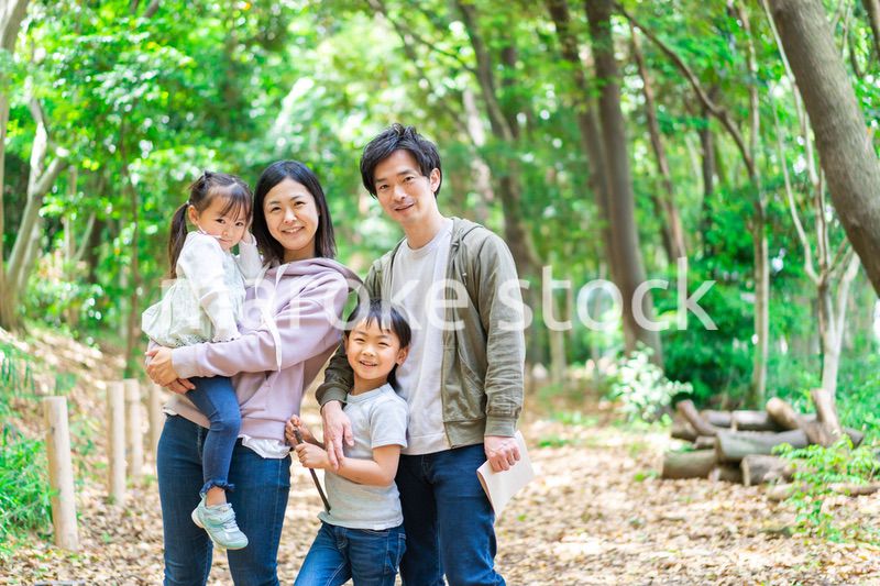 山でハイキングをするファミリー