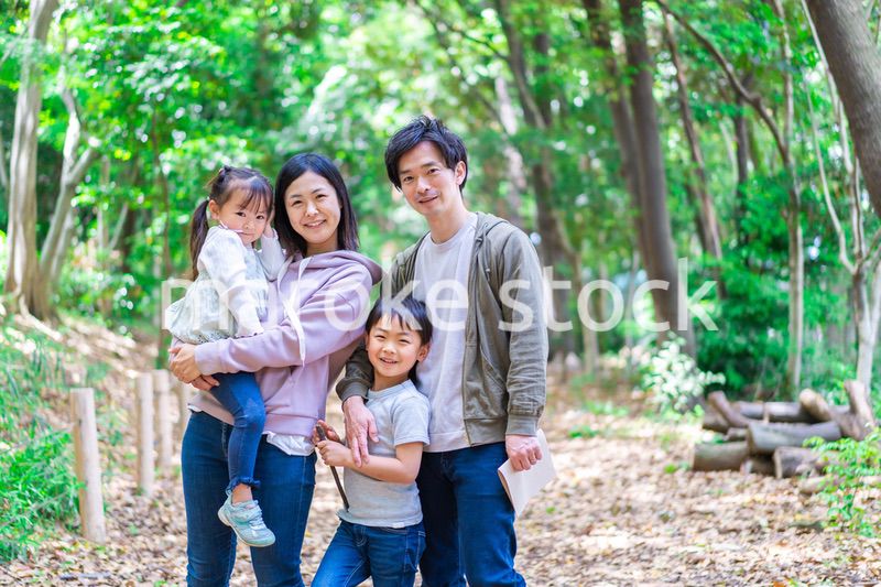 ハイキングを楽しむ幸せなファミリー