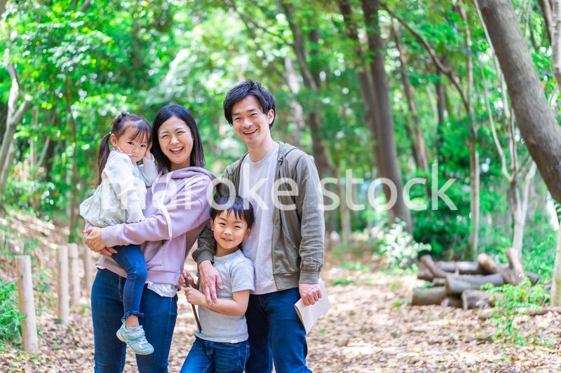 ハイキングを楽しむ幸せなファミリー