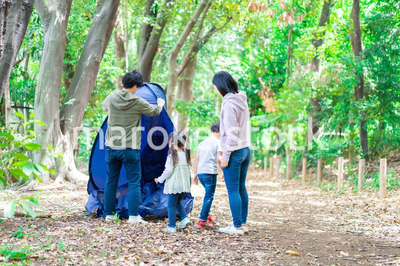 キャンプをするファミリー