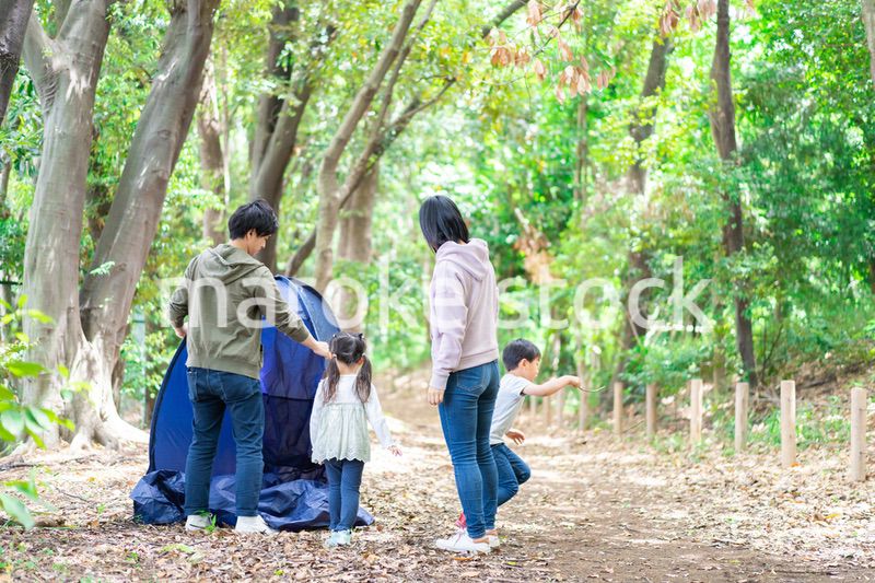 キャンプをするファミリー