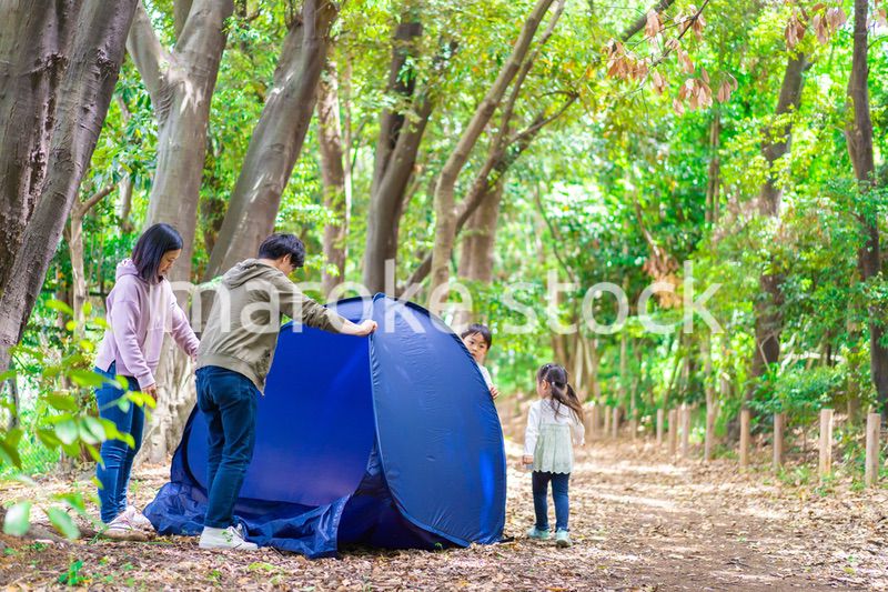 キャンプをするファミリー