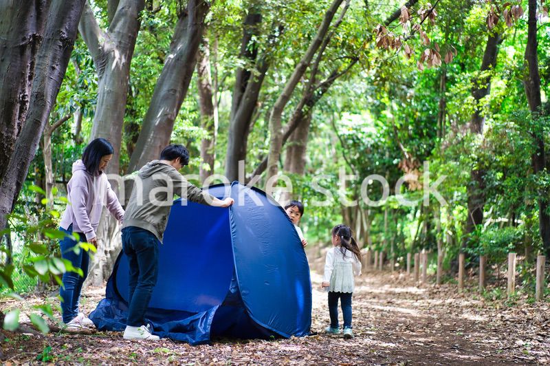 森でキャンプをするファミリー