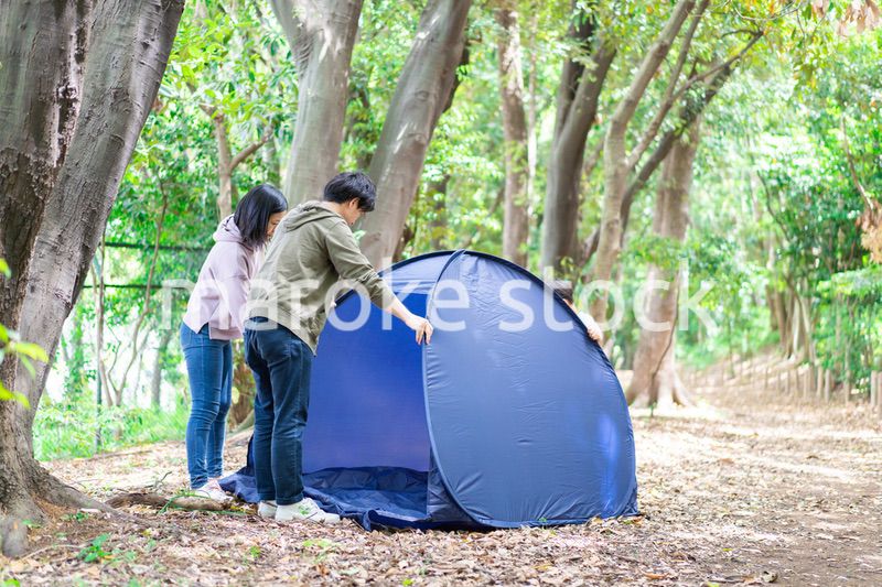 キャンプをするファミリー