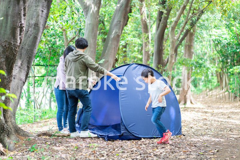 キャンプをするファミリー