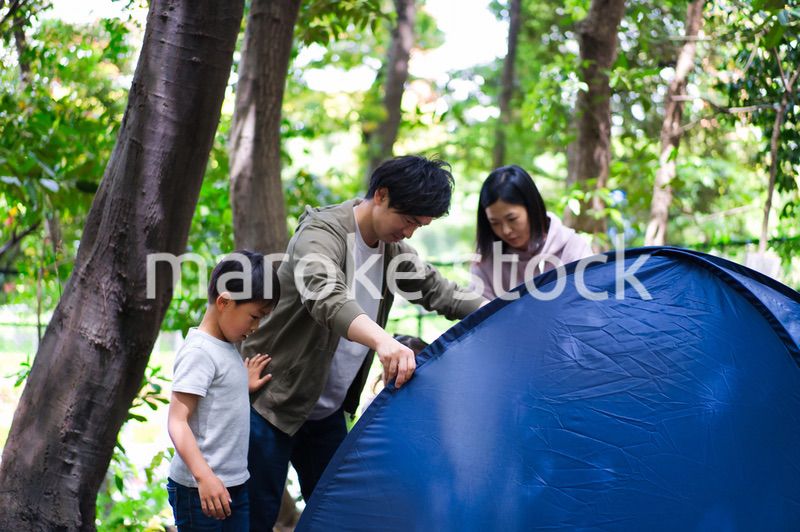 森でキャンプをするファミリー