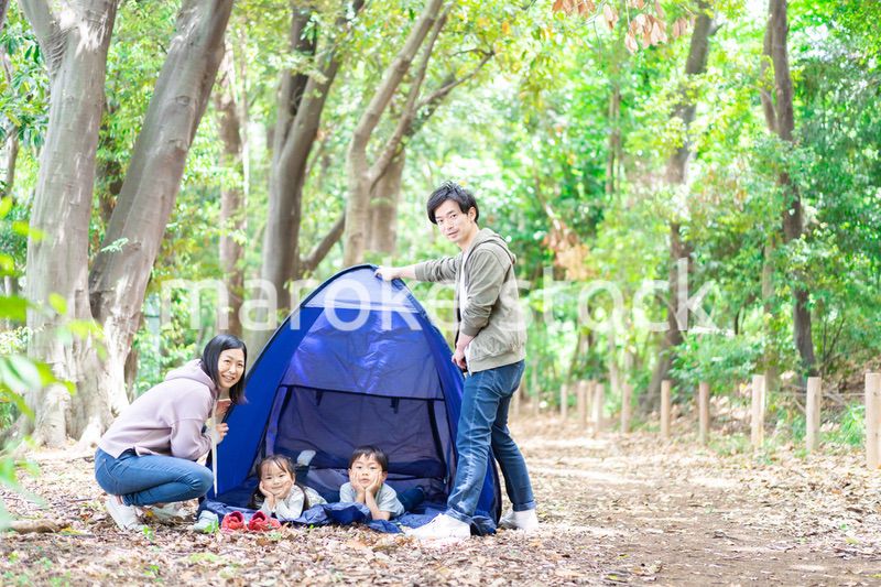キャンプをするファミリー