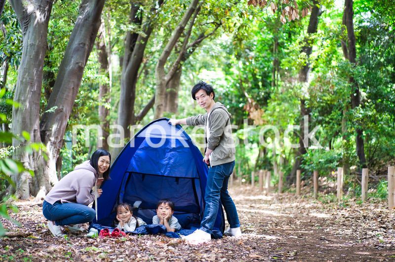 森でキャンプをするファミリー