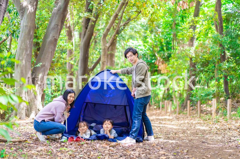 キャンプをするファミリー