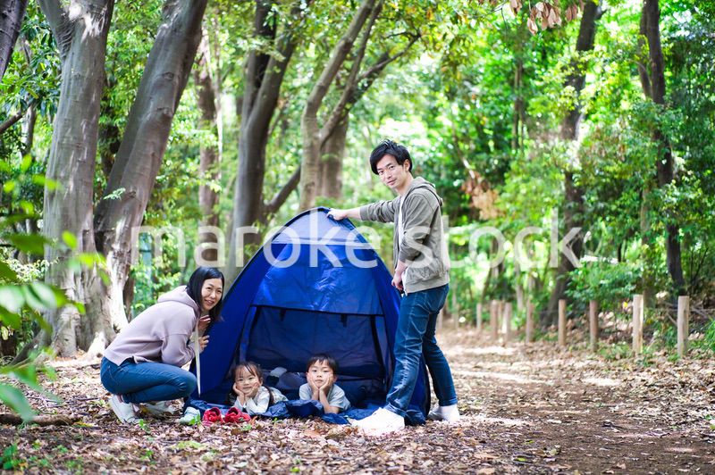 森でキャンプをするファミリー