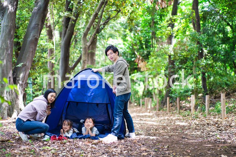 森でキャンプをするファミリー