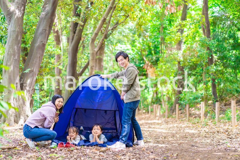 キャンプをするファミリー