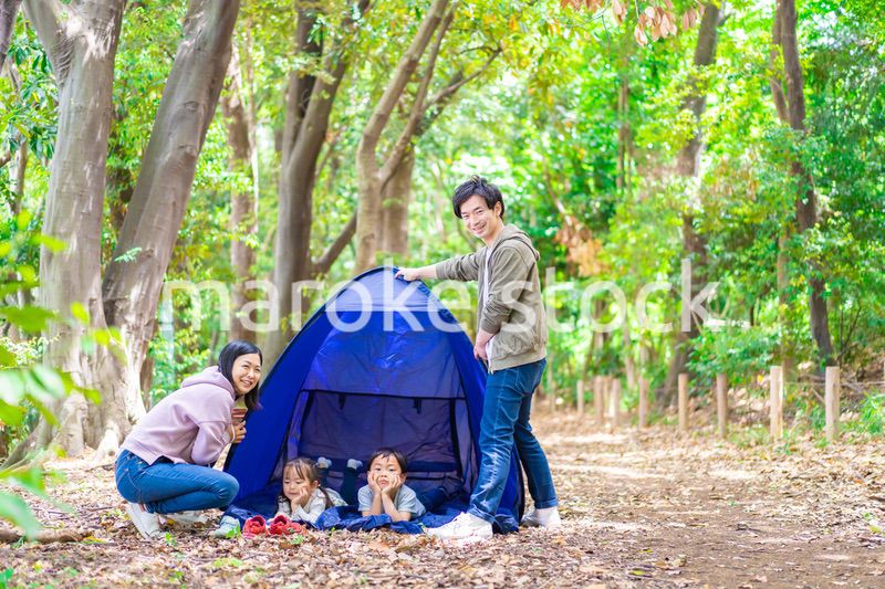 キャンプをするファミリー