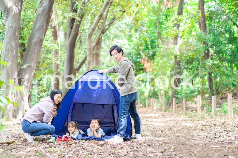 キャンプをするファミリー