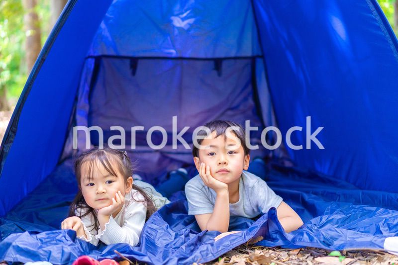 キャンプをするファミリー
