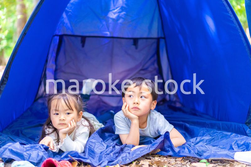 キャンプをするファミリー