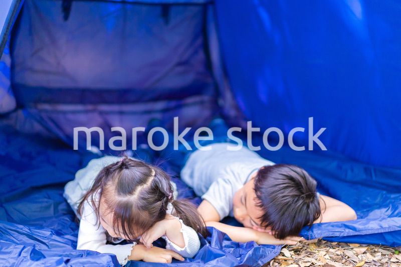 キャンプをするファミリー