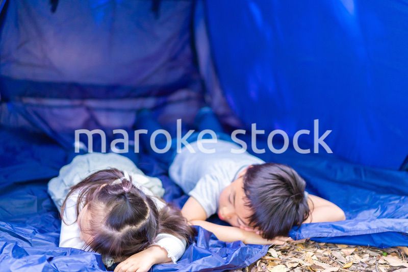 キャンプをするファミリー