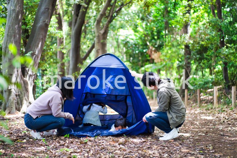 森でキャンプをするファミリー