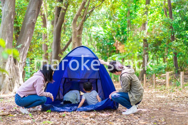 キャンプをするファミリー