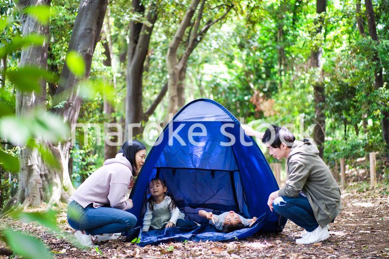 森でキャンプをするファミリー
