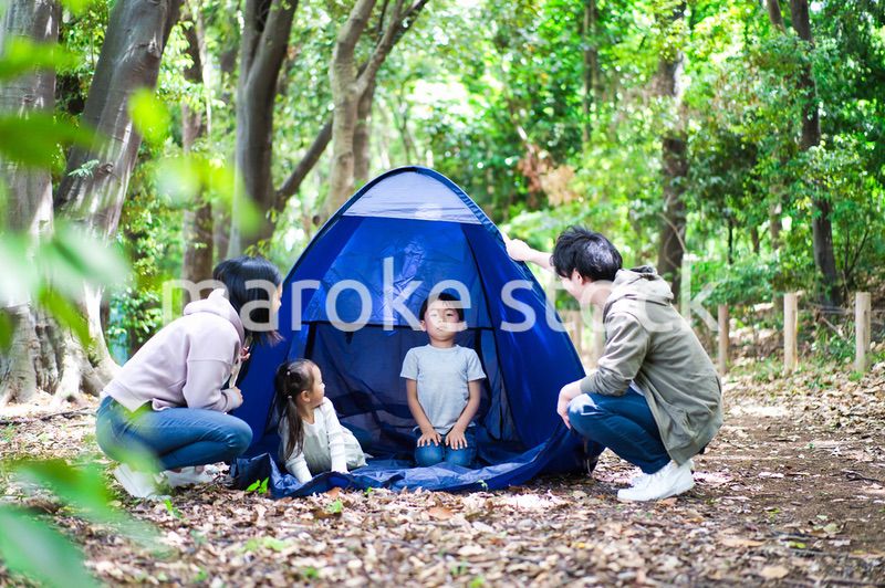 森でキャンプをするファミリー