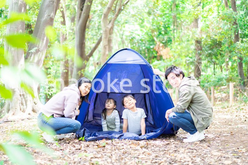 キャンプをするファミリー