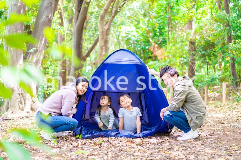キャンプをするファミリー